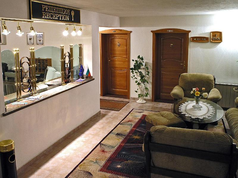 Хотел Златна Котва Kazanlŭk Exteriör bild