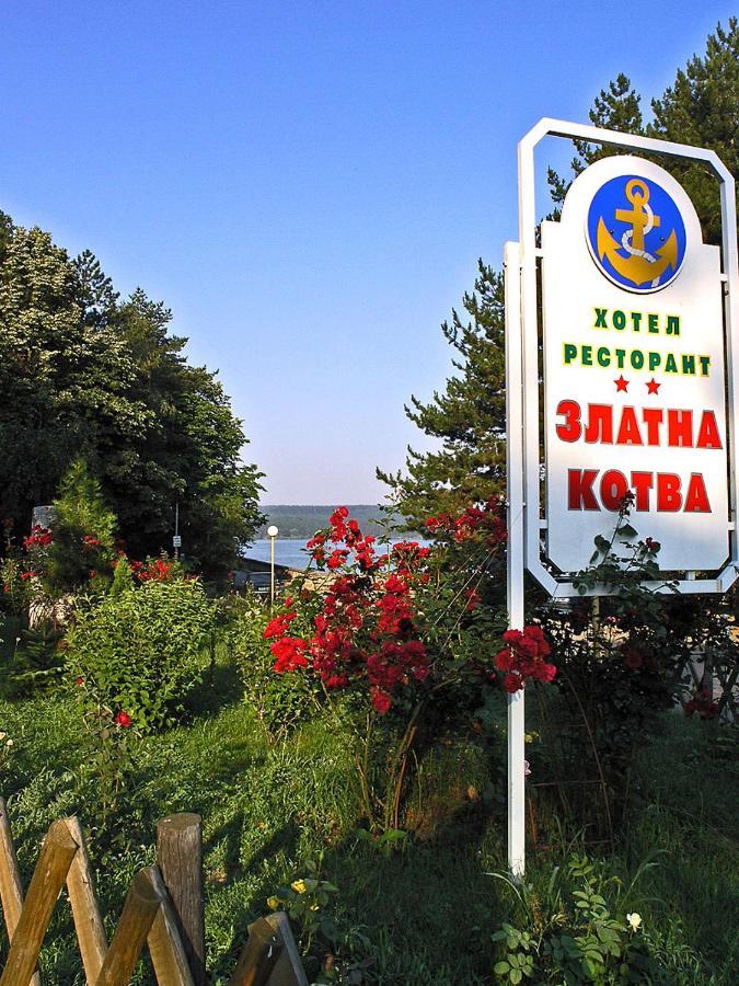 Хотел Златна Котва Kazanlŭk Exteriör bild