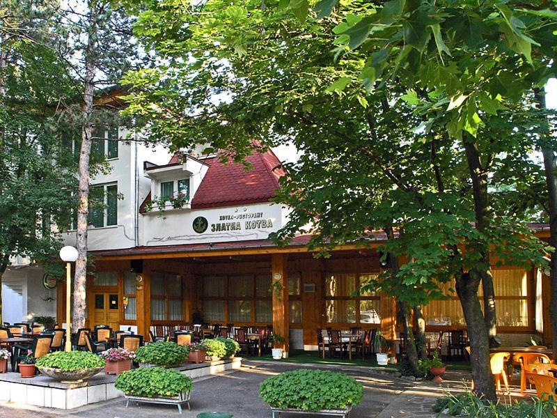 Хотел Златна Котва Kazanlŭk Exteriör bild